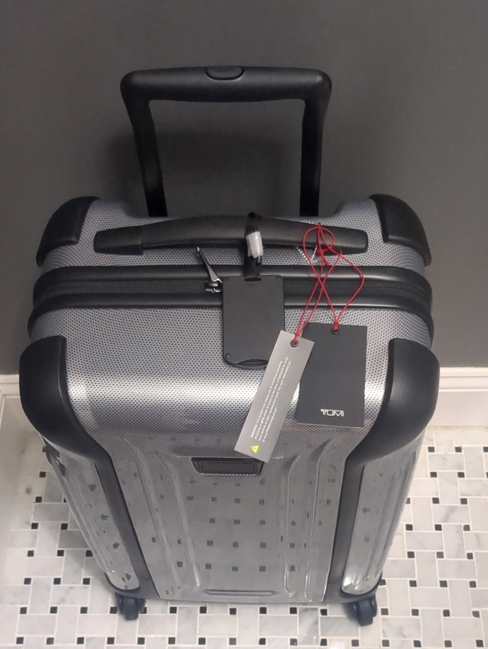 TUMI Vapor International 22" 4 WHEEL CARRY-ON Hardcase Silver. - Picture 3 of 11